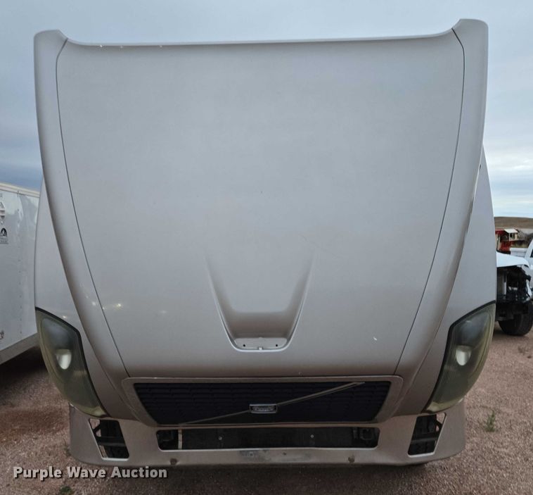 image for item DY1231 2014 Volvo VNL semi truck