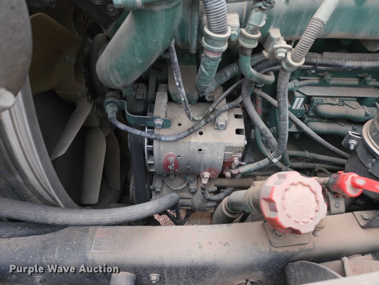 image for item DY1231 2014 Volvo VNL semi truck