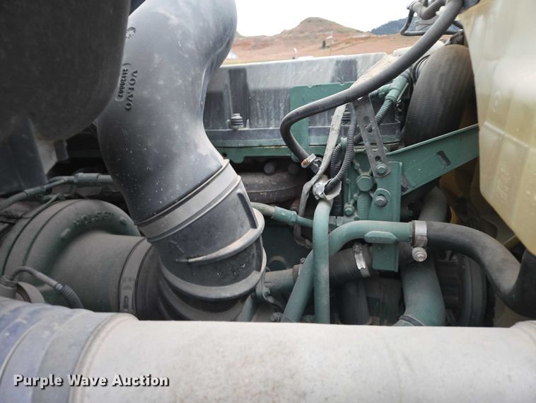 image for item DY1231 2014 Volvo VNL semi truck