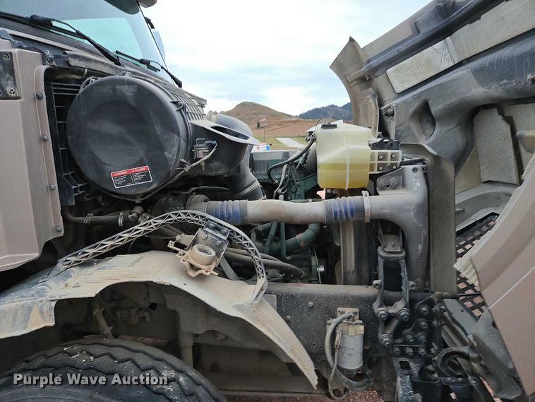 image for item DY1231 2014 Volvo VNL semi truck