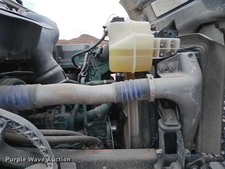 image for item DY1231 2014 Volvo VNL semi truck