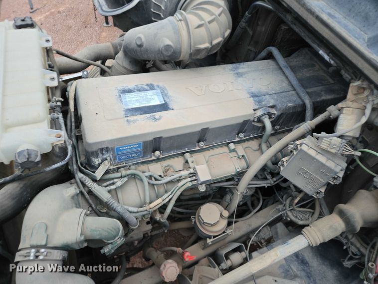 image for item DY1231 2014 Volvo VNL semi truck