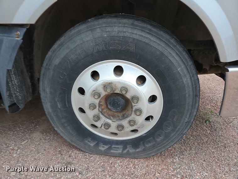 image for item DY1231 2014 Volvo VNL semi truck