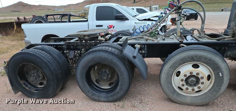 image for item DY1231 2014 Volvo VNL semi truck