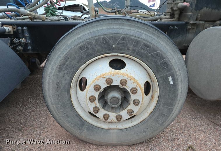 image for item DY1231 2014 Volvo VNL semi truck