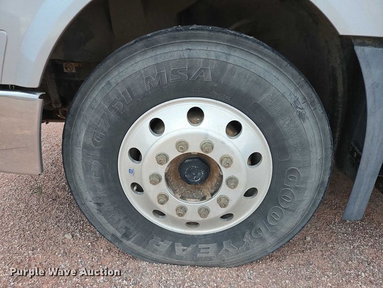 image for item DY1231 2014 Volvo VNL semi truck