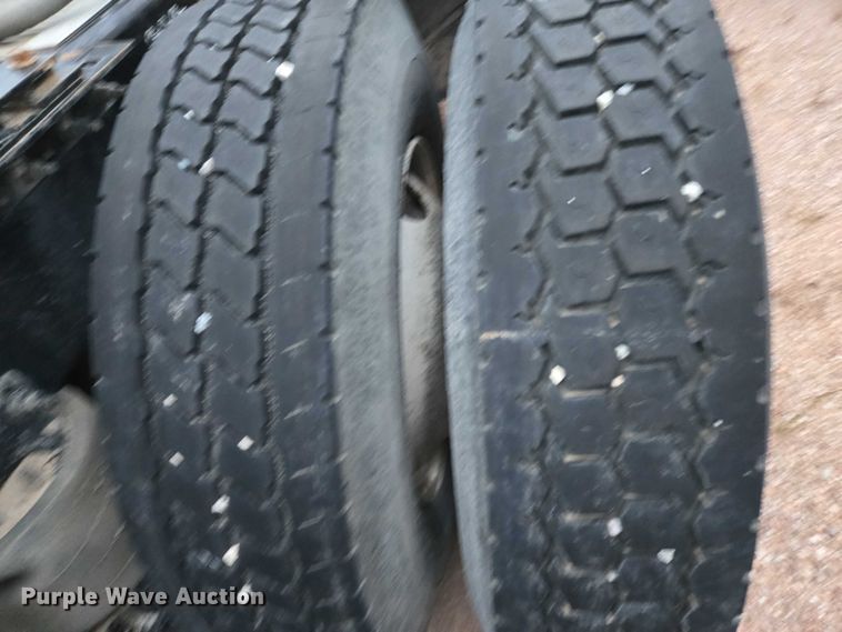 image for item DY1231 2014 Volvo VNL semi truck