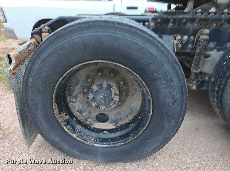 image for item DY1231 2014 Volvo VNL semi truck