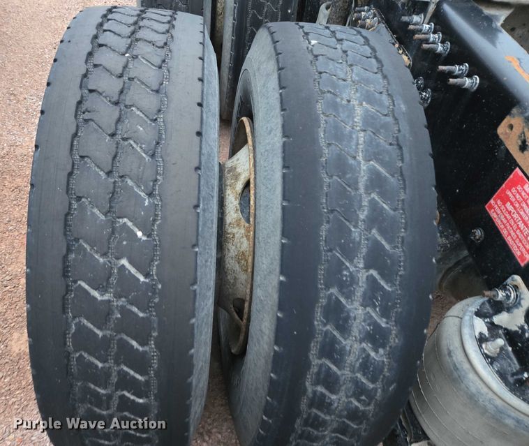 image for item DY1231 2014 Volvo VNL semi truck