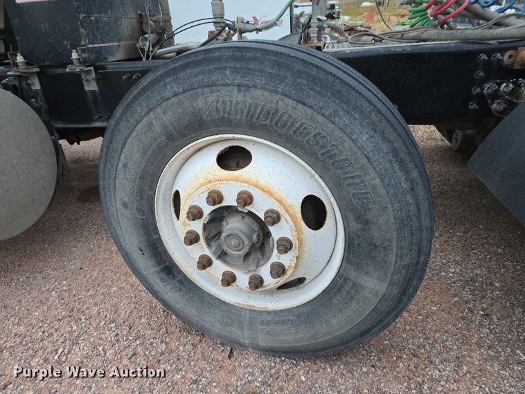 image for item DY1231 2014 Volvo VNL semi truck