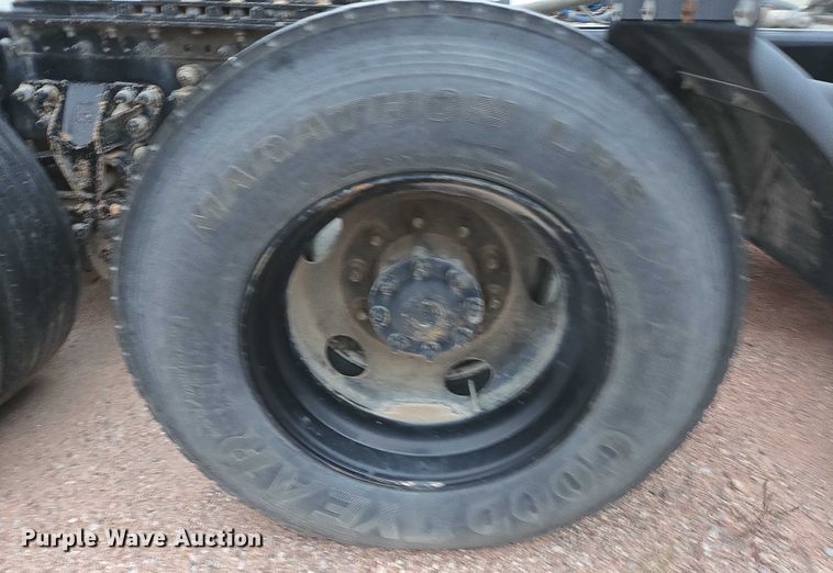 image for item DY1231 2014 Volvo VNL semi truck