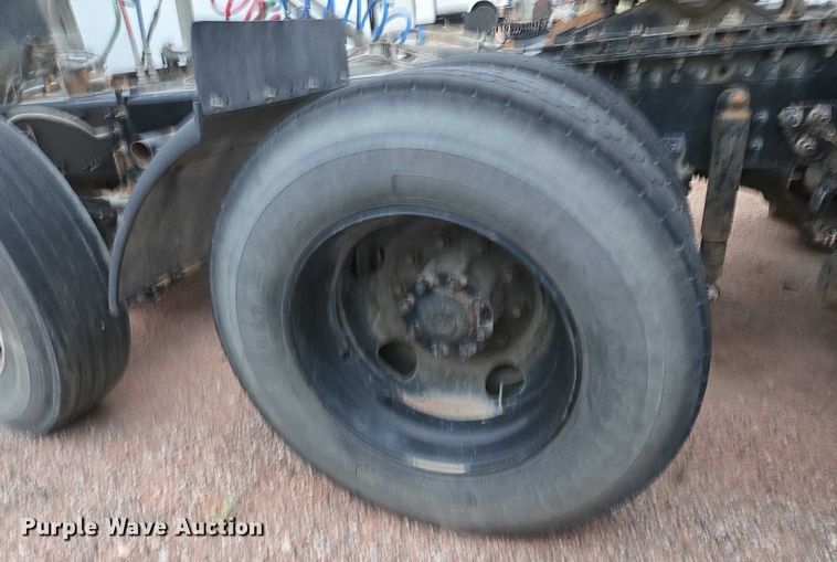 image for item DY1231 2014 Volvo VNL semi truck