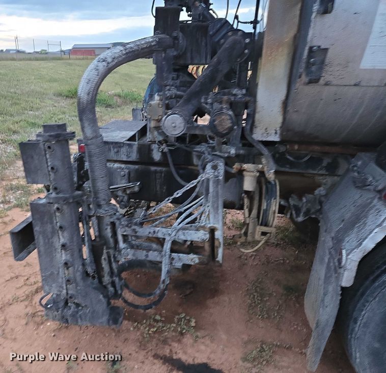 image for item DY1234 2007 International 7300 oil distributor truck