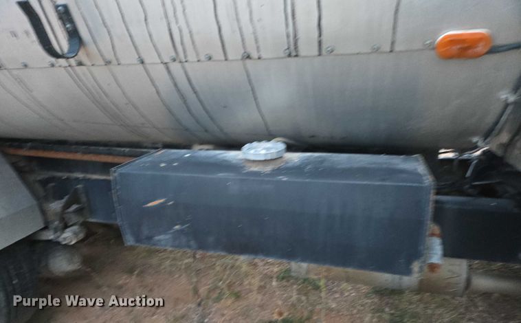 image for item DY1234 2007 International 7300 oil distributor truck