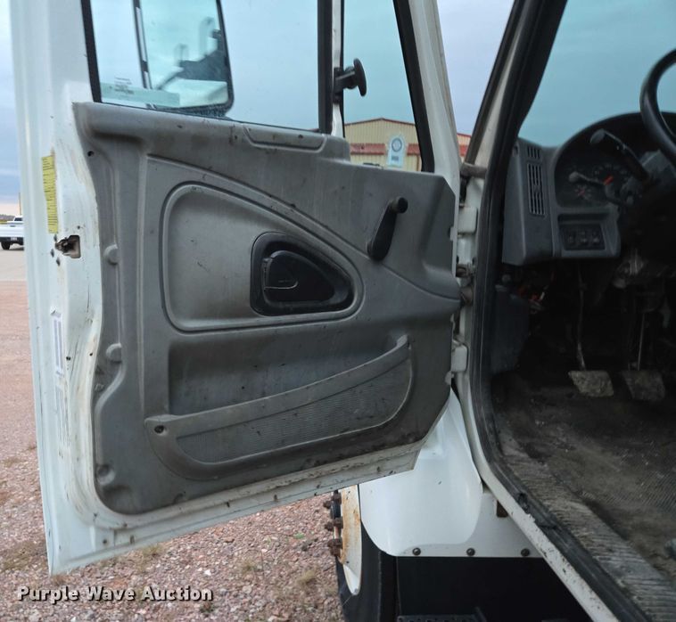 image for item DY1234 2007 International 7300 oil distributor truck