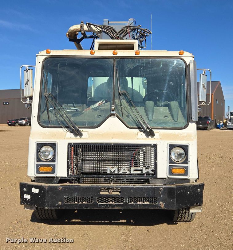 image for item DY1431 1996 Mack MR690S concrete pump truck