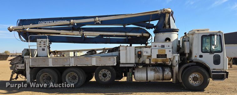 image for item DY1431 1996 Mack MR690S concrete pump truck