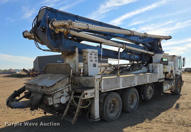 image for item DY1431 1996 Mack MR690S concrete pump truck