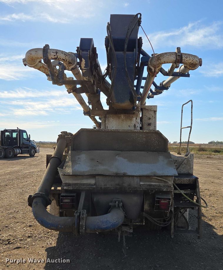 image for item DY1431 1996 Mack MR690S concrete pump truck