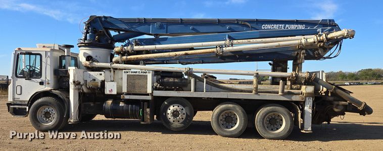 image for item DY1431 1996 Mack MR690S concrete pump truck