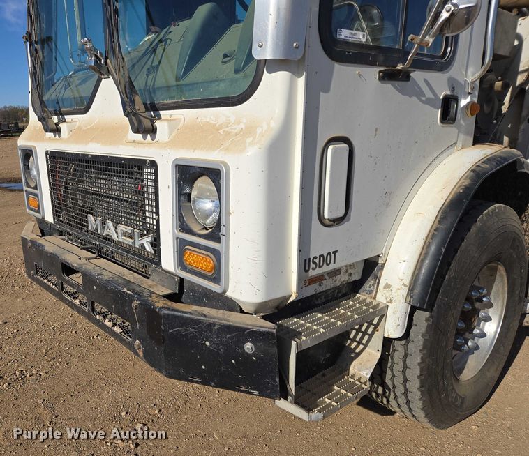 image for item DY1431 1996 Mack MR690S concrete pump truck