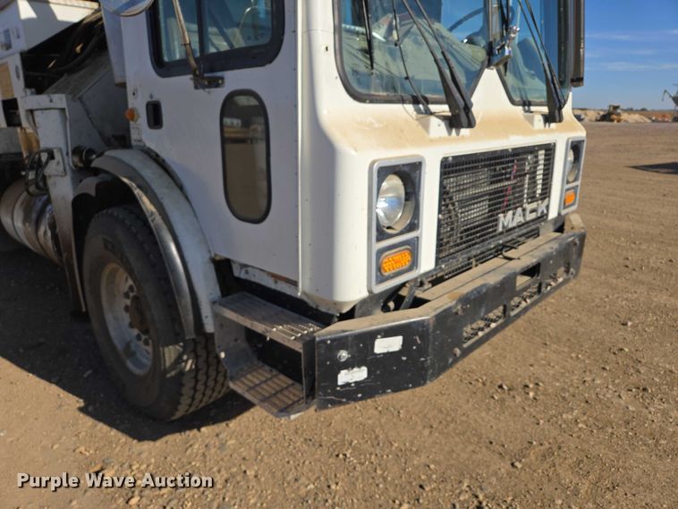 image for item DY1431 1996 Mack MR690S concrete pump truck