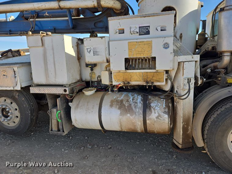 image for item DY1431 1996 Mack MR690S concrete pump truck