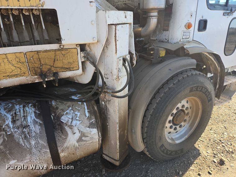 image for item DY1431 1996 Mack MR690S concrete pump truck