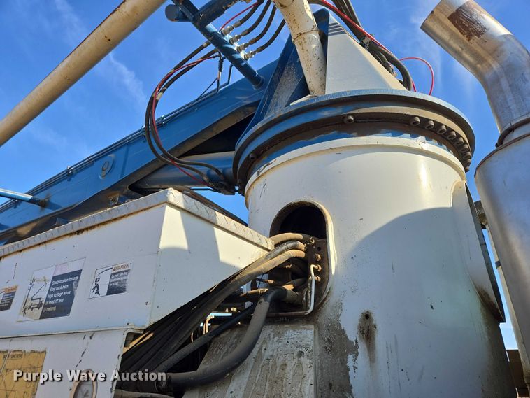 image for item DY1431 1996 Mack MR690S concrete pump truck