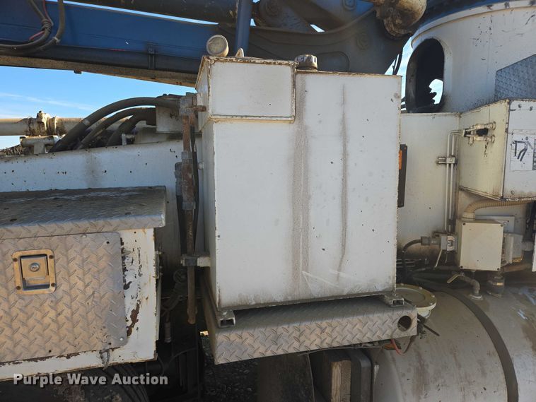 image for item DY1431 1996 Mack MR690S concrete pump truck