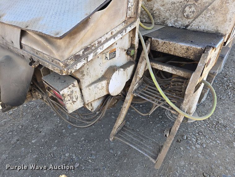 image for item DY1431 1996 Mack MR690S concrete pump truck