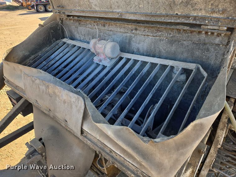 image for item DY1431 1996 Mack MR690S concrete pump truck