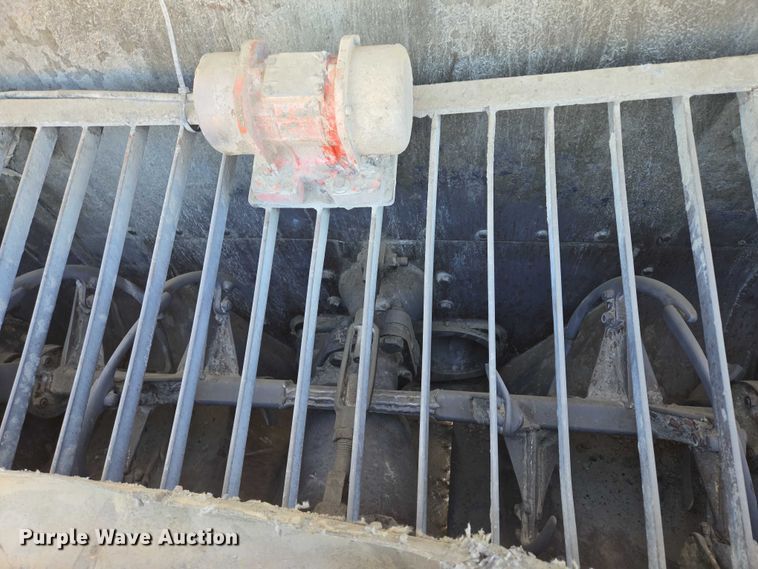 image for item DY1431 1996 Mack MR690S concrete pump truck