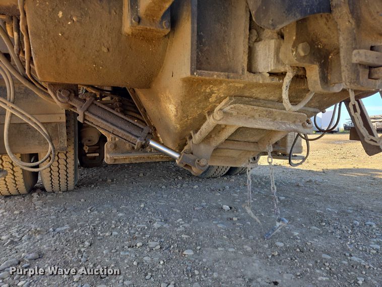 image for item DY1431 1996 Mack MR690S concrete pump truck