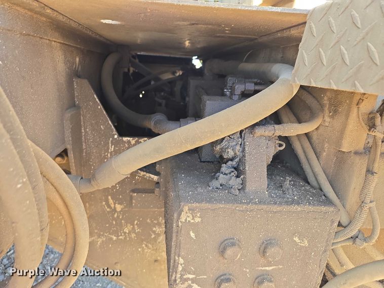 image for item DY1431 1996 Mack MR690S concrete pump truck