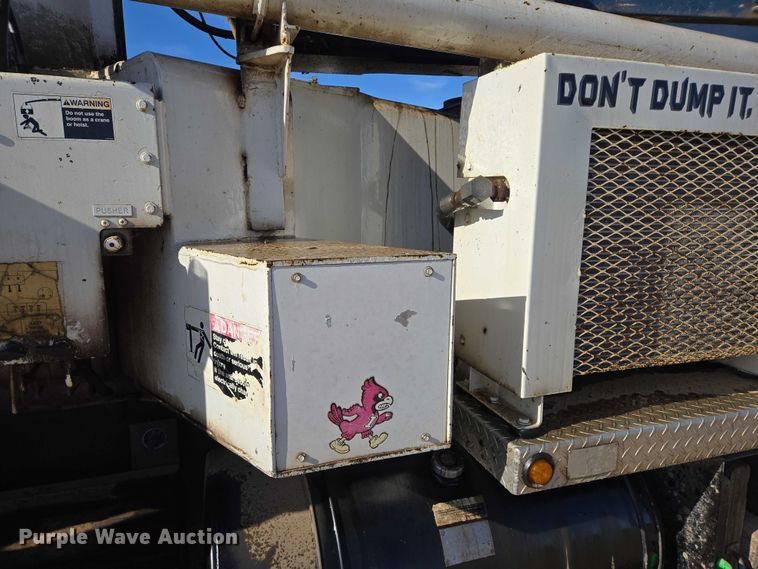 image for item DY1431 1996 Mack MR690S concrete pump truck