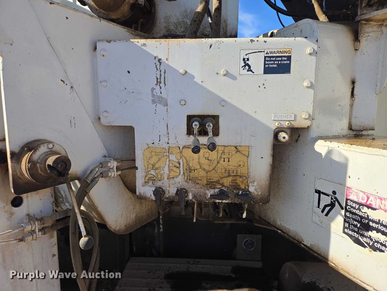 image for item DY1431 1996 Mack MR690S concrete pump truck