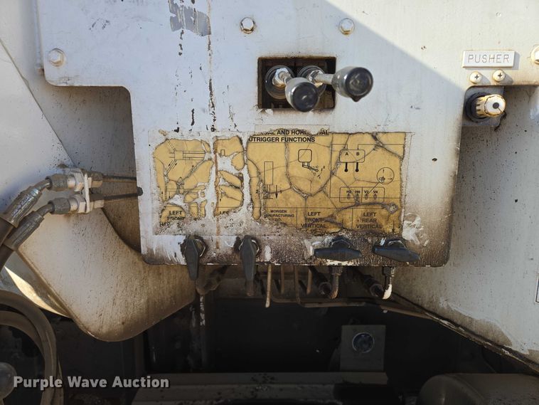 image for item DY1431 1996 Mack MR690S concrete pump truck