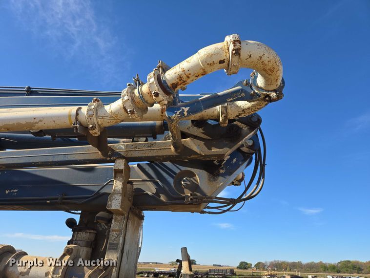 image for item DY1431 1996 Mack MR690S concrete pump truck