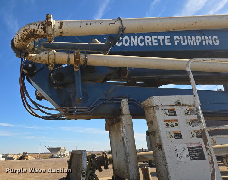 image for item DY1431 1996 Mack MR690S concrete pump truck