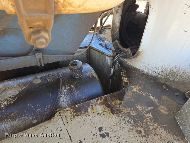 image for item DY1431 1996 Mack MR690S concrete pump truck