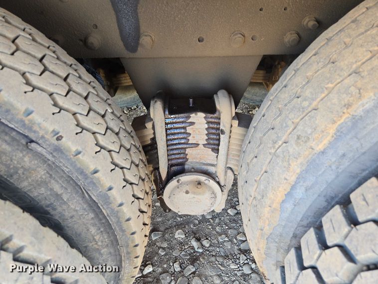 image for item DY1431 1996 Mack MR690S concrete pump truck