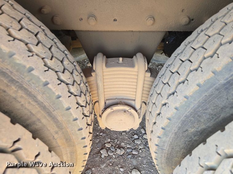 image for item DY1431 1996 Mack MR690S concrete pump truck