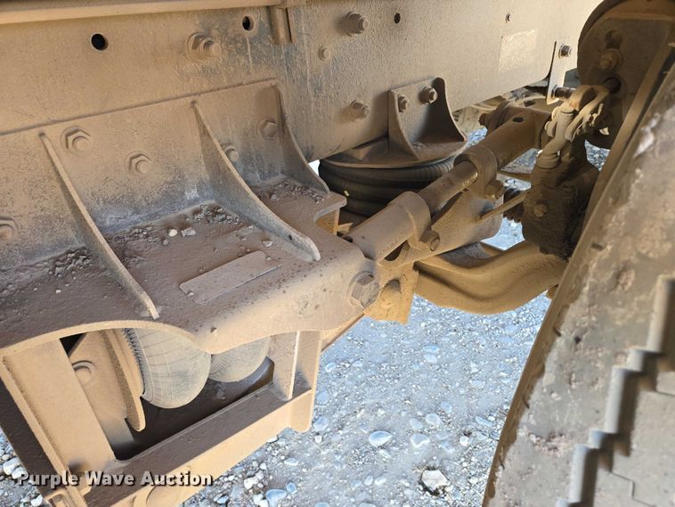 image for item DY1431 1996 Mack MR690S concrete pump truck