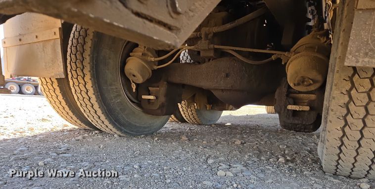 image for item DY1431 1996 Mack MR690S concrete pump truck