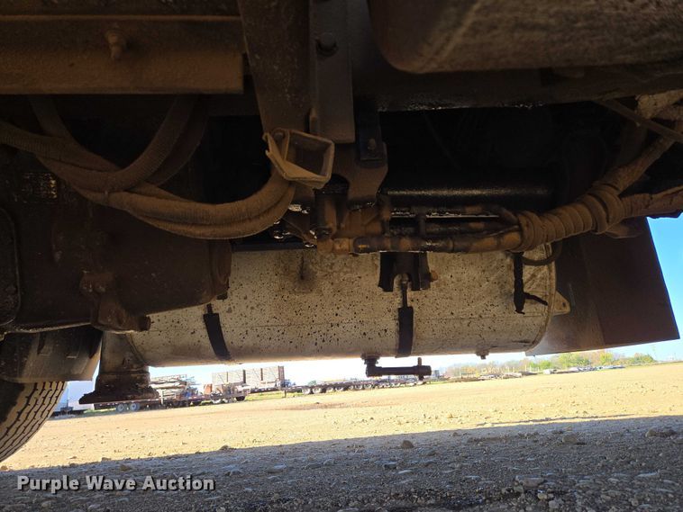 image for item DY1431 1996 Mack MR690S concrete pump truck