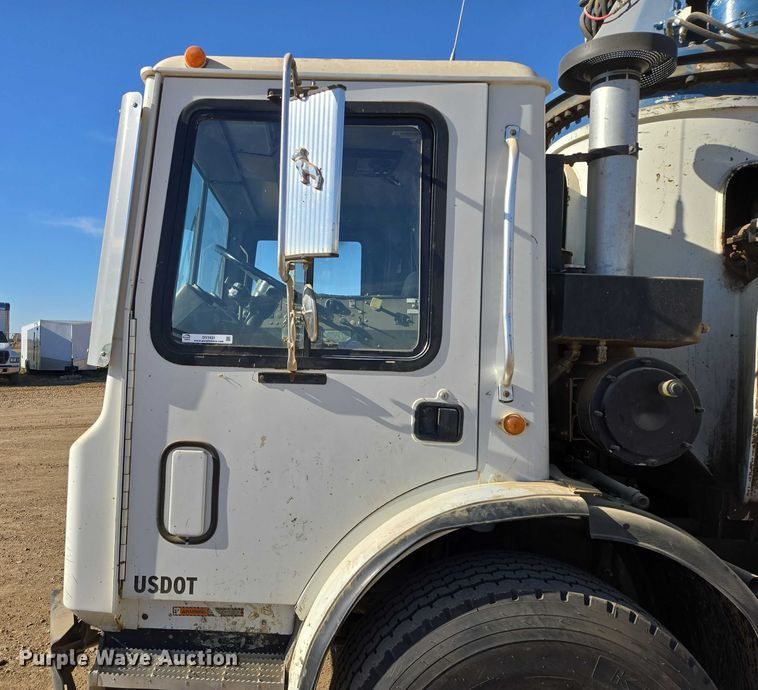 image for item DY1431 1996 Mack MR690S concrete pump truck