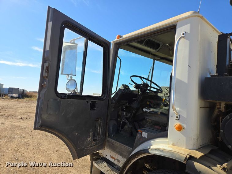 image for item DY1431 1996 Mack MR690S concrete pump truck