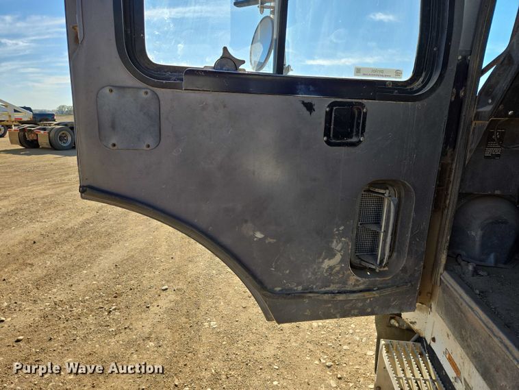 image for item DY1431 1996 Mack MR690S concrete pump truck