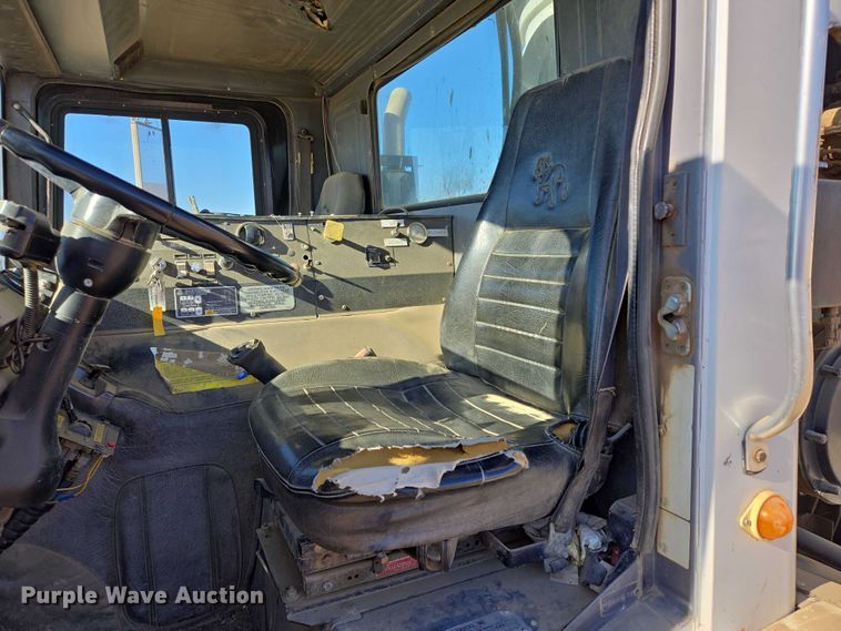 image for item DY1431 1996 Mack MR690S concrete pump truck